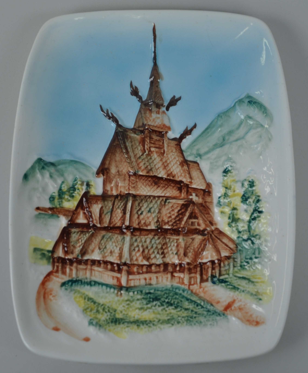 Heildekkande handmålt relief av Borgund Stavkyrkje med landskap. Spiret går heilt opp i kanten av fatet.