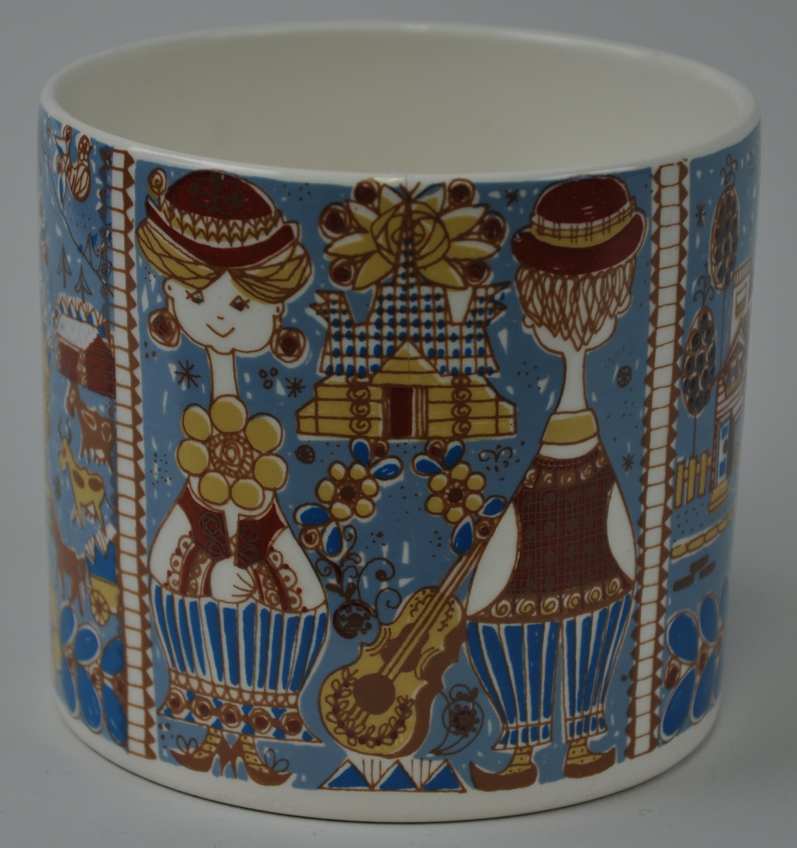 Serien heiter " Tourist" og viser 4 ulike motiv frå norsk folkeliv. Stilen kallast popmodernisme og dekoren er i fleirfarga silketrykk. Fargane er gråblå, turkis, oker, brun og bonderaud. Designer er Inger Waage.