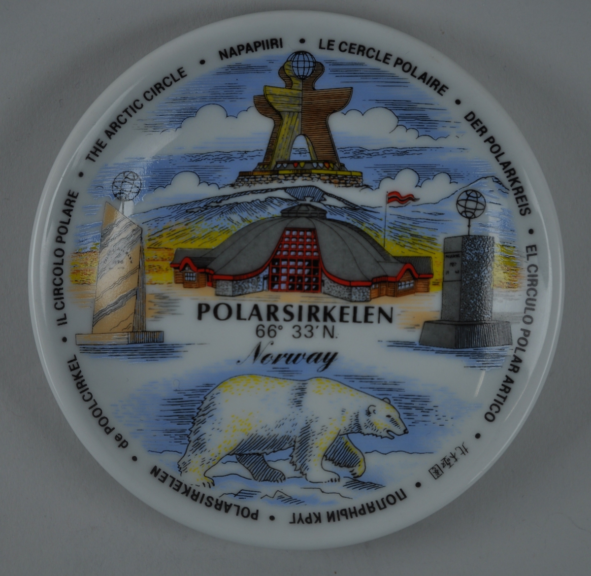 Fem motiv som viser Polarsirkelsenteret på Saltfjellet, Polarsirkelskulpturen, Polarsirkelmonumentet, Russisk krigsminnesmerke og Europas største utstoppa isbjørn som står i senteret.