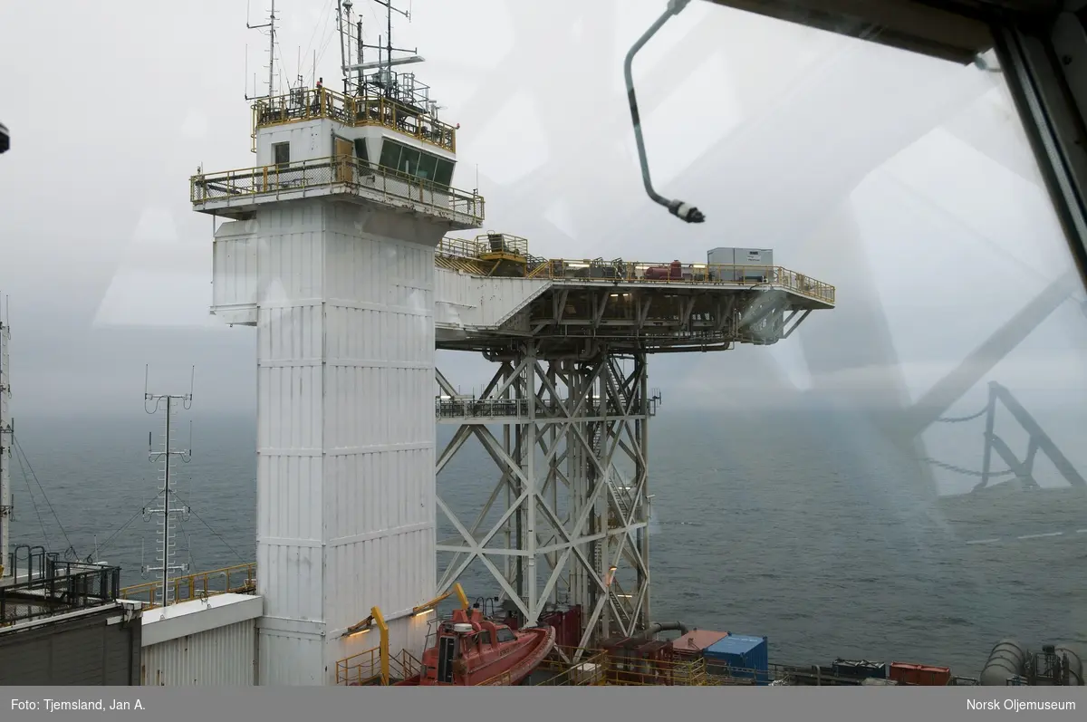 Det er god utsikt fra kranhuset til kran nr.2 på Statfjord C.  
Helikopterdekk og tårn ligger midt i bildet.
Merk at en MOB-båt(mann over bord-båt) ligger lett tilgjengelig like under tårnet.  Om en situasjonen krever det, kan denne raskt plukkes opp og heises over bord fra nærmeste krane.