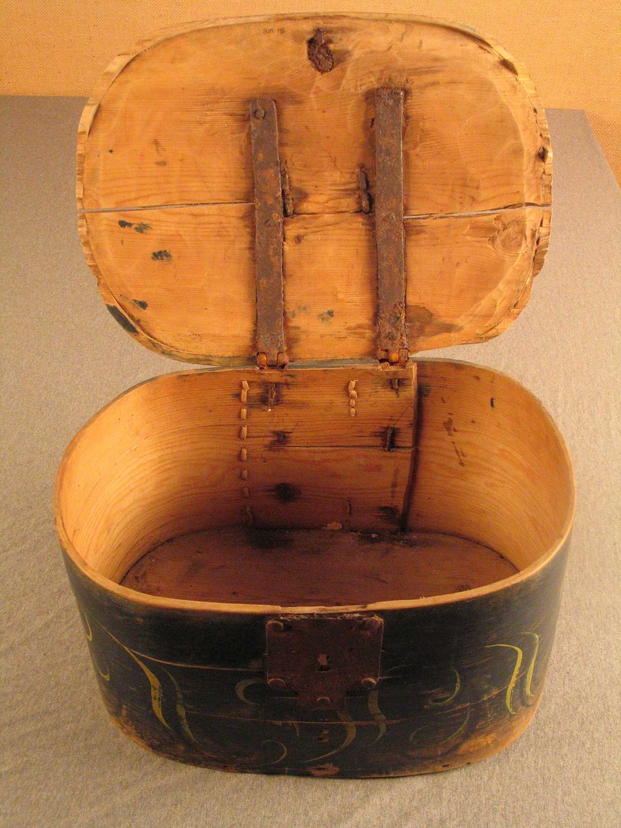 Viksdalmåling. På mørkeblå bakgrunn svarte og gule ranker med bladverk i mellom.