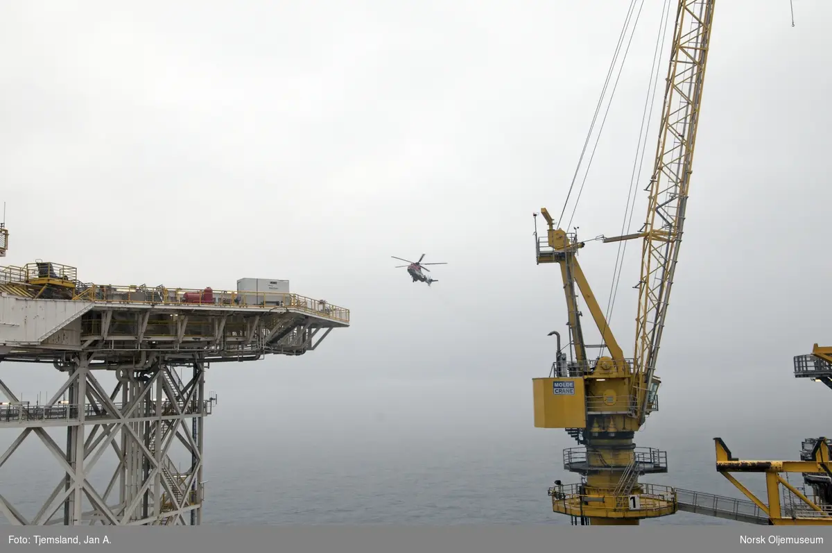 Et helikopter av typen Siper Puma kommer inn for landing på Statfjord C.  Krane nr.1 til høyre og landingsplassen for helikopter til venstre i bildet.
Helikopter som trafikkerer Statfjordfeltet har base på Flesland ved Bergen og har omlag en times flytid mellom feltet og fastlandet.