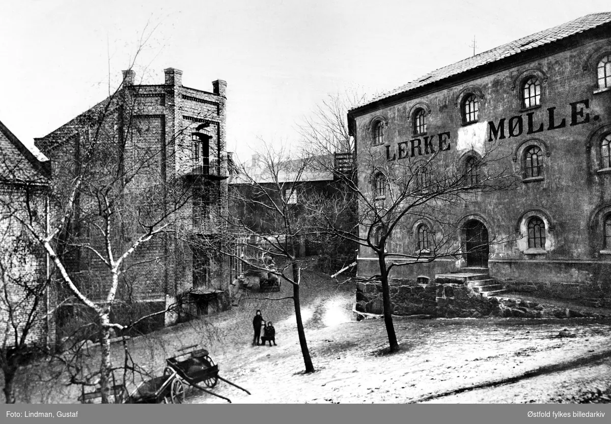 Fossen i Moss 1911. Bygning merket LERKE MØLLE  er Lerke Bod.
Bygningen midt på bildet – som vi ser enden av – er Lerke Mølle.
Helt til venstre ser vi så vidt litt av Riis Mølle.

Bygningen til høyre heter nå (2015)  Lerke Bod. Den var et lager for Lerke Mølle.) Bygningen til venstre er Lerke Mølle i Fossen 18 (nå Fossen 16) Helt til venstre kan vi se noe av Riis Mølle. Den ble senere ombygget i 1914-1916.