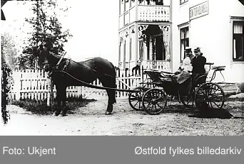 Familie med hest og vogn utenfor bygning. På skiltet: "Doktor Holmboe."
Kvinne foran inngangspartiet.
Otto Holmboe lege i Øymark 1897-1905.
Det er vel ant. Otto?