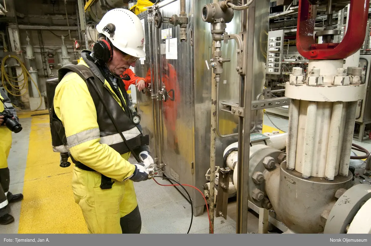 Kurt Johnsen gasstester måleinstrumenter i prosessanlegget på Statfjord A.