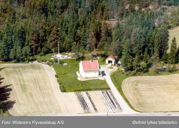 Skråfoto av villa Jahrbu gnr. 102 bnr? fra gården Jahren i Ytterskogen i Rakkestad, 13 juni 1964.
Daværende eier var Johannes Heen. Eiere i 2006: Bodil (født Heen) og Karl Vidar Degnes.