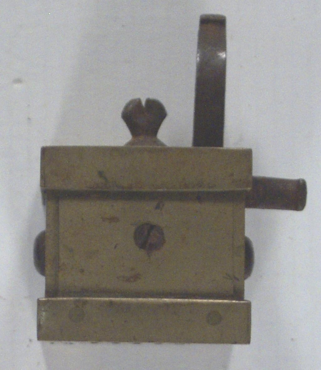 Ett koppinstrument eller snäppare, för att skära hål i huden för åderlåtning. Instrumentet spände upp knivarna som sedan via en fjäder snabbt skar hål i huden.