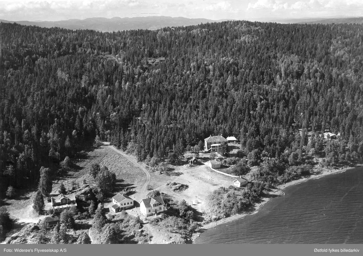 Skråfoto fra feriekoloni på Jeløy Moss 1954.

Erik Bjerke forteller om sine minner fra Solrabben i 2014: 
Veldig artig å se dette bilde. Kjente Solrabben igjen med en gang. Jeg var der i 1961 og 1962. Tror jeg var der i fire uker hvert år.  Ble kjent m mange her og en treffer jeg av og til enda. Husker vi lagde hytter i skogen bak huset, Hadde eget  fotballag som var i Moss og spilte mot et klubblag. Vi hadde også friidrettsmesterskap med mange øvelser. Husker vi fikk diplomer, som dessverre er blitt borte. Det ble også arrangert curongmesterskap. Vet ikke om Solrabben er beholdt og husker heller ikke hvor det lå og veien dit. Hadde vært moro og tatt en tur dit igjen for å se. Jeg trivdes veldig godt der de to gangene jeg var der.  Det var tider i barndommen som sitter enda.

Dag Jarnøy forteller likedan (2014): 
Feriekoloni på Jeløya. Fra venstre Vangen for små gutter (opp til 10 år) i midten Sjøhaug for jenter (Vaskerom til venstre og utpå pynten soveromsdelen) og helt til høyre litt bak Solrabben for gutter 11 til 14 år. Ned mot sjøen til høyre vaktmesterbolig.
Jeg var der i 1960 på Vangen og i 1962 på Solrabben.