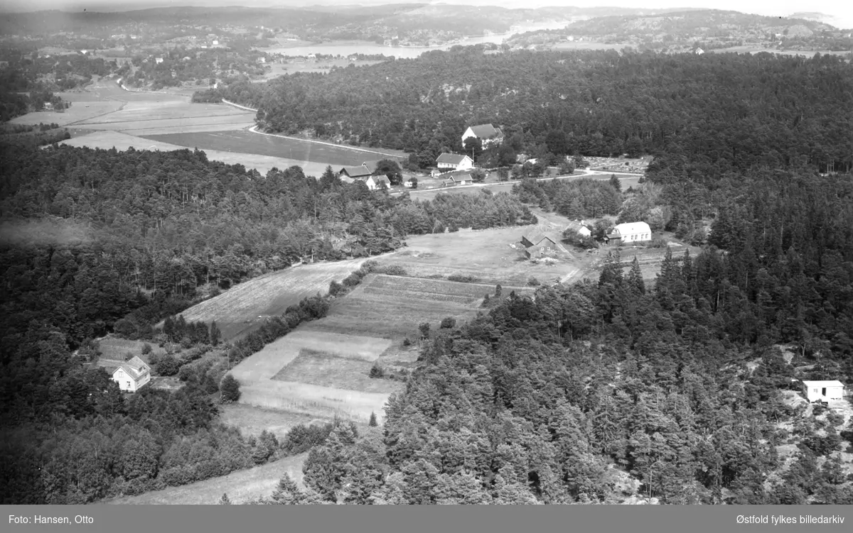 Hvaler kirke på Kirkeøy, flyfoto 19. august 1952.