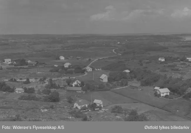 Oversiktsbilde fra Viker på Asmaløy, Hvaler juli 1957. Skråfoto/flyfoto.