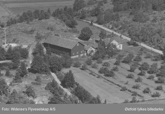 Gården Lekvollen, Kirkeøy, på Hvaler, flyfoto fra august 1957.