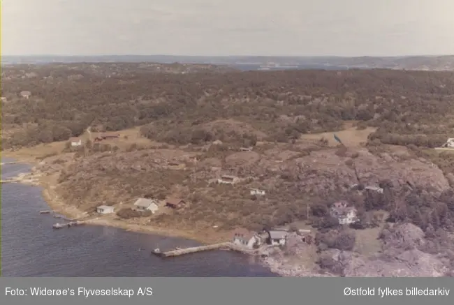 Oversiktsbilde av Rød, Søndre Sandøy  på Hvaler, juli 1967. Skråfoto/flyfoto.
Dt er Rød på Søndre Sandøy som er gården i bakgrunn med brygga som vi ser deler av - Rødsbrygga der Christian Fredrik gikk i land i 1813 - i forgrunnen Bjørnvald som var pensjonat tidligere og Stranda(som vi kalte det - mulig at stedet formelt heter noe annet) i midten -
på bildene ser en også noen hytter.