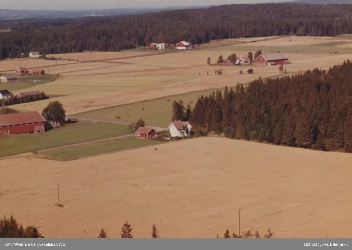 oversiktsbilde, villa, uthus, gårdsbruk, skråfoto,