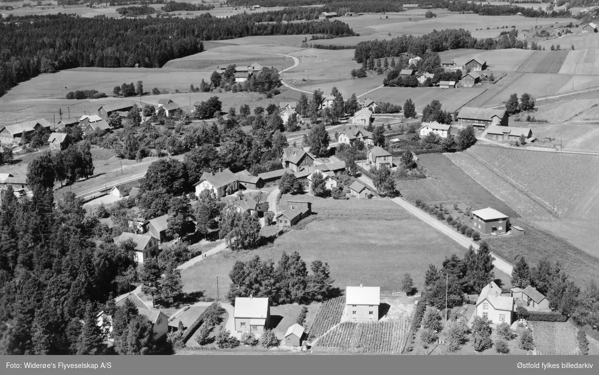 Eidsberg og jernbanestasjon  flyfoto 1951, omkringliggende bebyggelse.