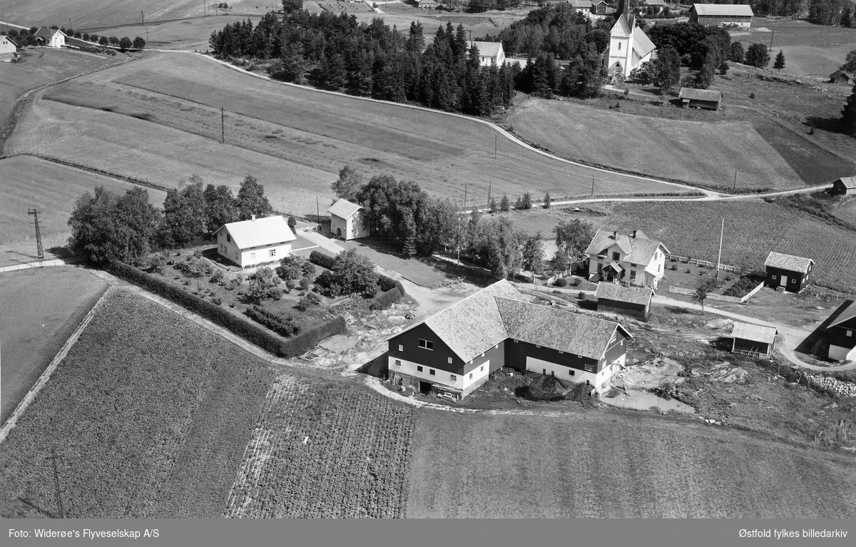 Gården Vister i Eidsberg, flyfoto 4. august  1951. Hærland kirke i bakgrunnen.