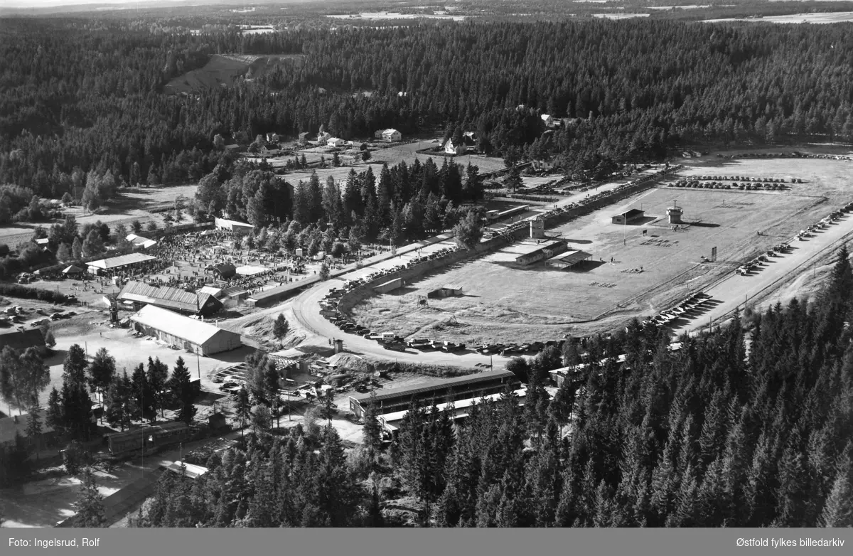 Momarkedet på Mysen i Eidsberg flyfoto 24. august 1952. Også kalt Momarken.