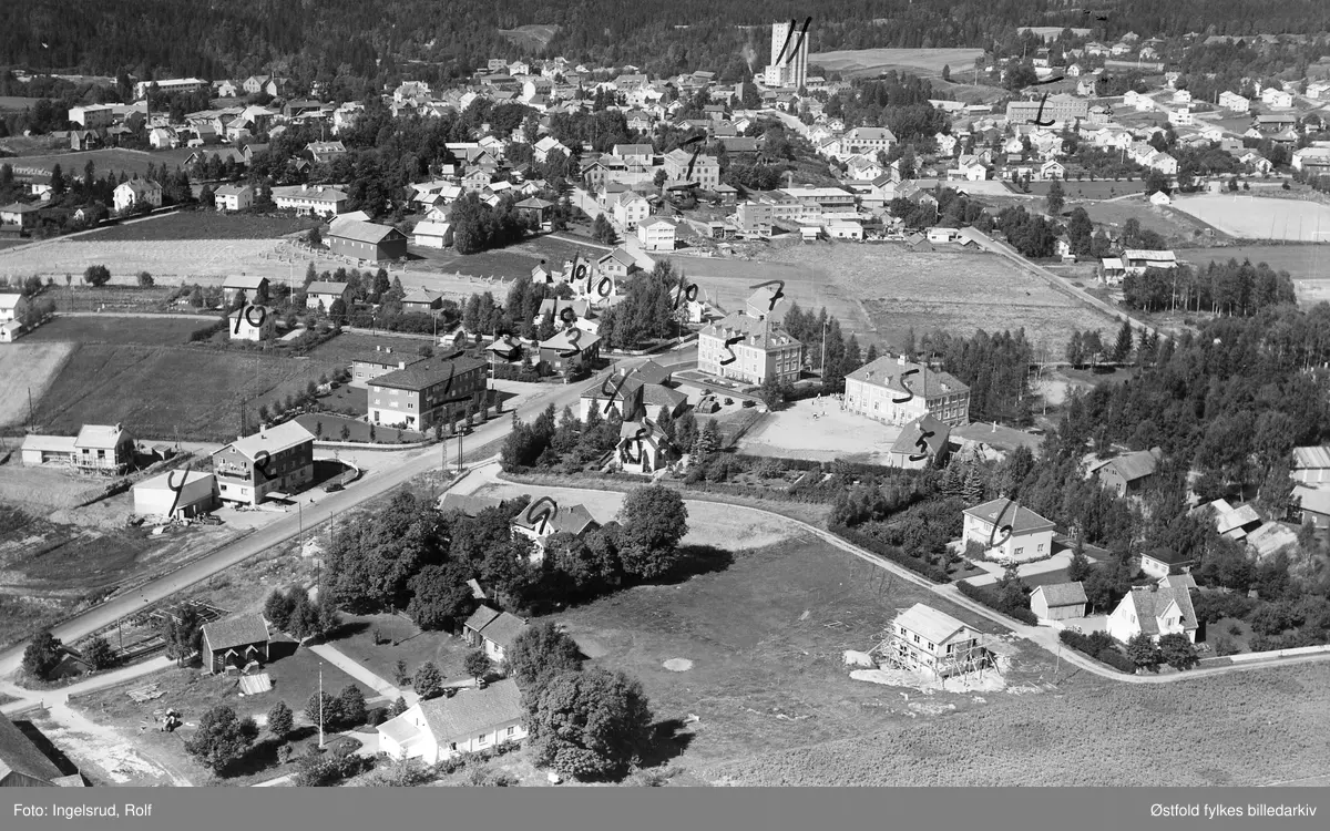 Oversiktsbilde fra  i  Mysen i Eidsberg, flyfoto 20. august 1953.
En huseier nevnt: Ing. H. Wibor. 
Bilde nr. 2 er digitalisert fra Widerøe's  katalogkort, og har nr. på husene.