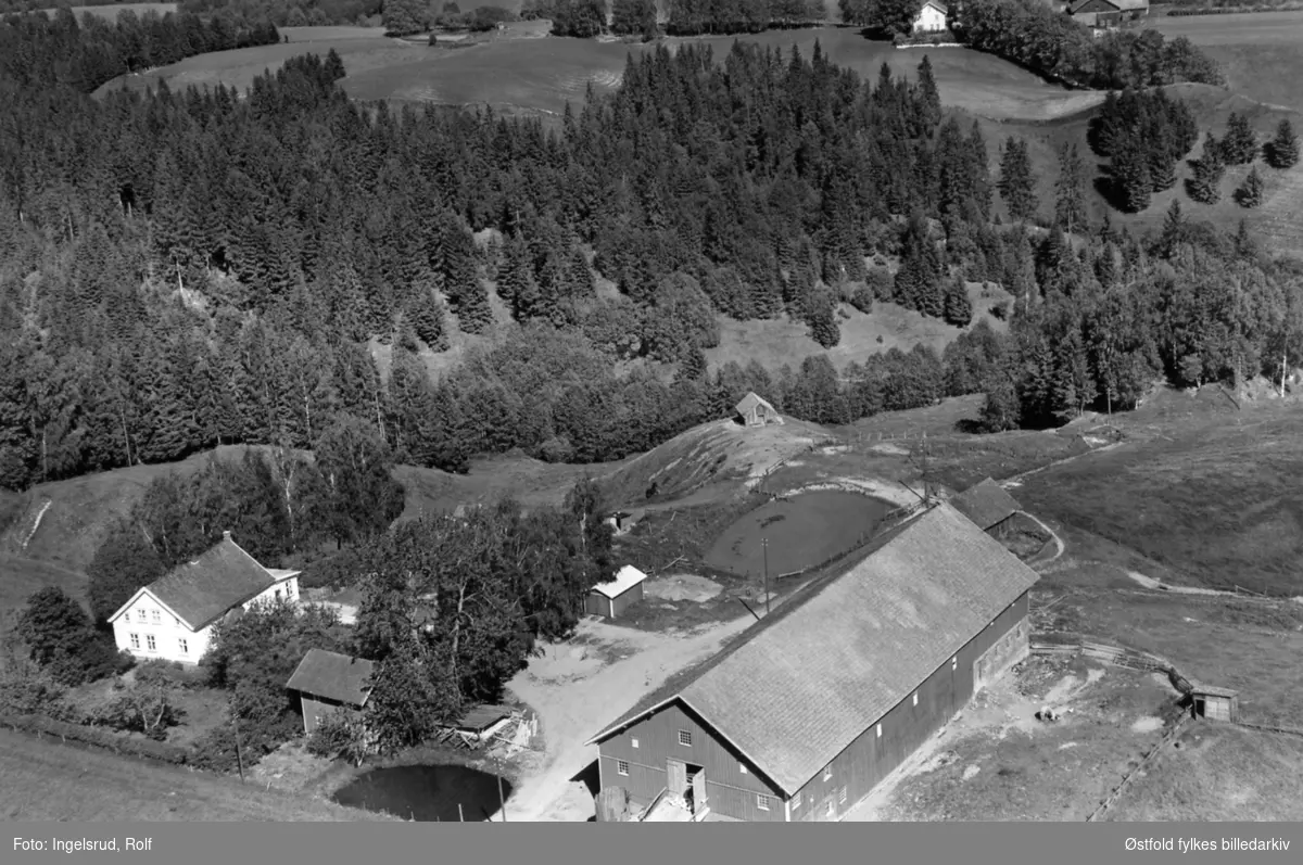 Gården Fjøs i Eidsberg, flyfoto 26. juni 1956.