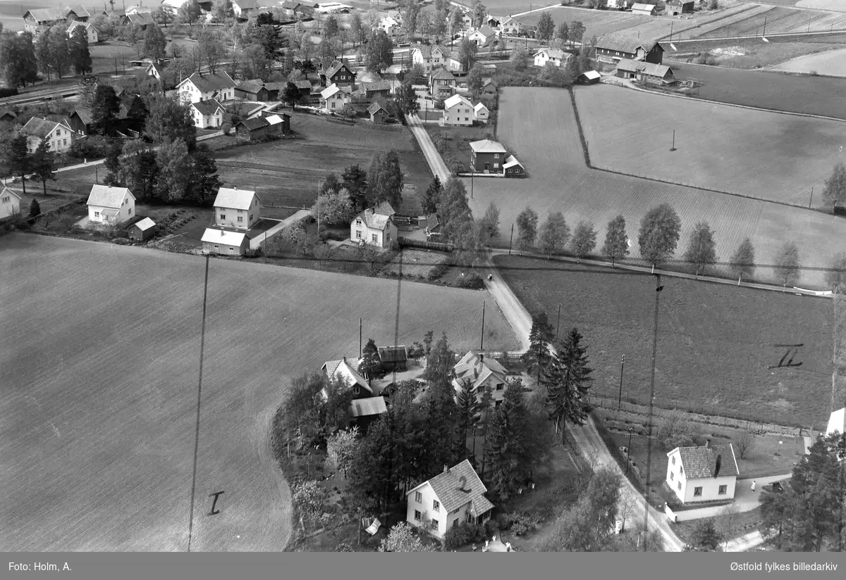 Eidsberg stasjon i Eidsberg, flyfoto fra 27. mai 1957.