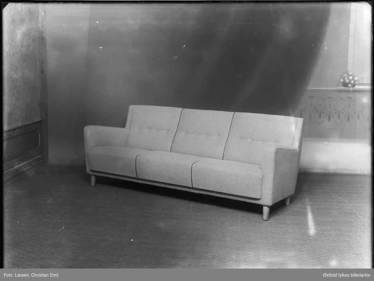 Produkt- eller reklameopptak av sofa. Ukjent produsent.
Sofa samme som på forrige bilde nr 85?