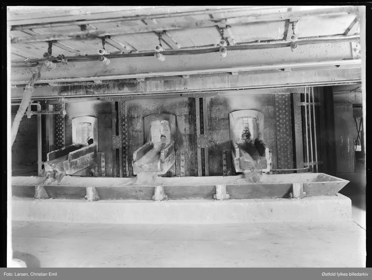 Hafslund Karbidfabrikk.interiør, industrihall.
Påskrift negativ:  
Eske merket: Hafslund Carbid