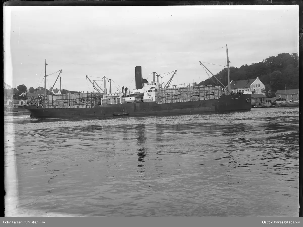 Skip til kai, Oddvar II, stjerne på skorstein, Sannesund?