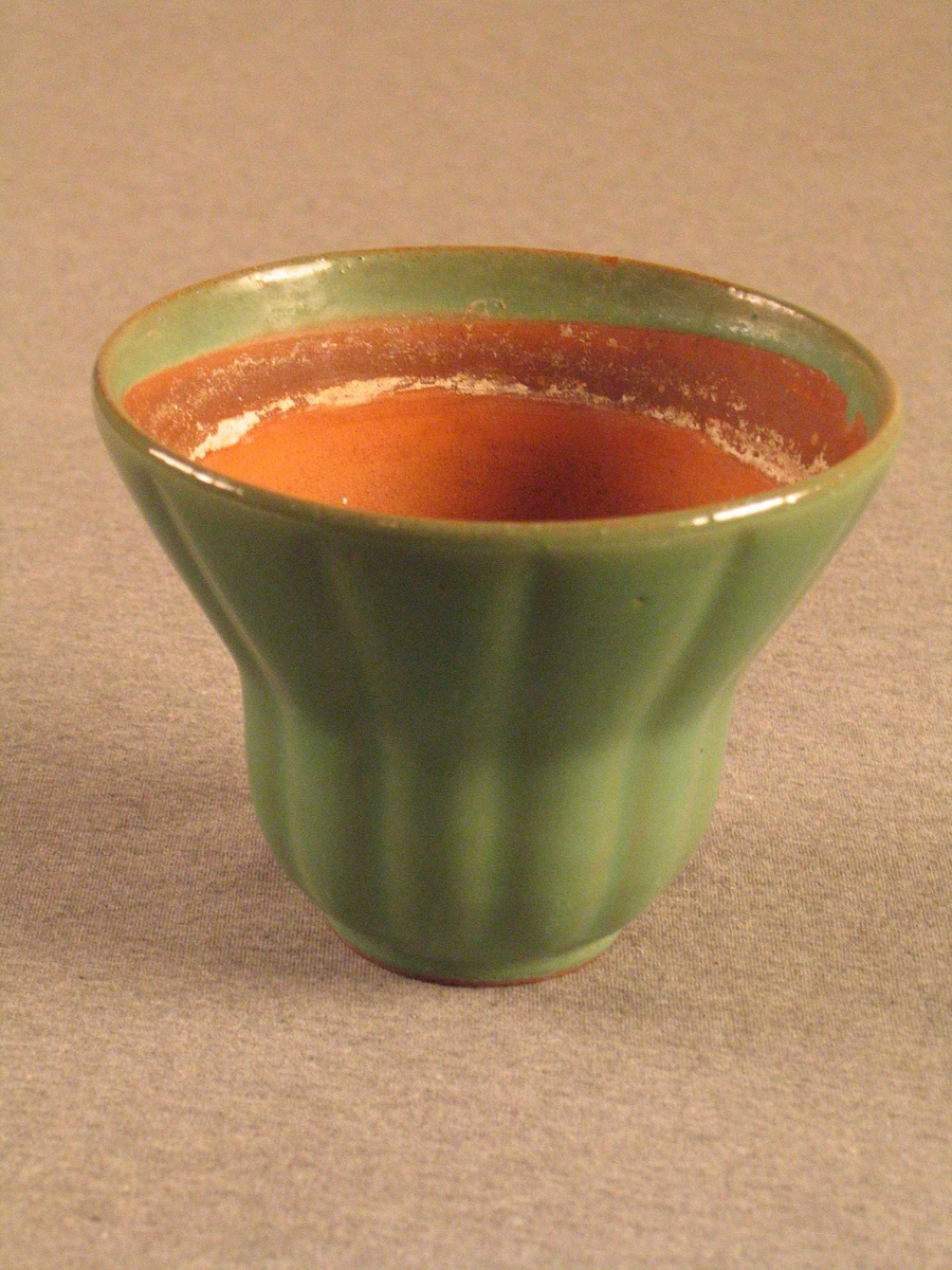 Lodrette riller rundt heile potta