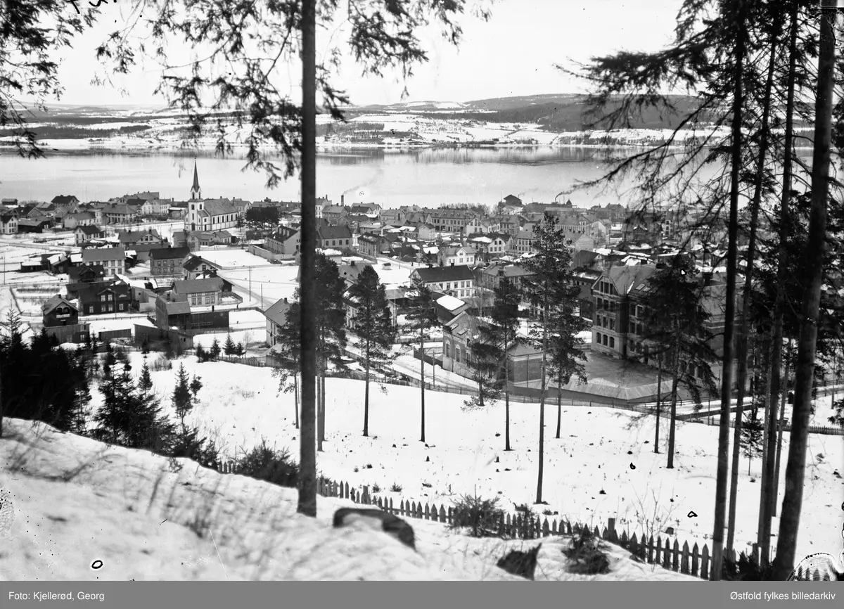 Utsikt over Gjøvik fra Hovde. I forgrunnen på høyre side er Gjøvik skole. Gjøvik kirke ses også.