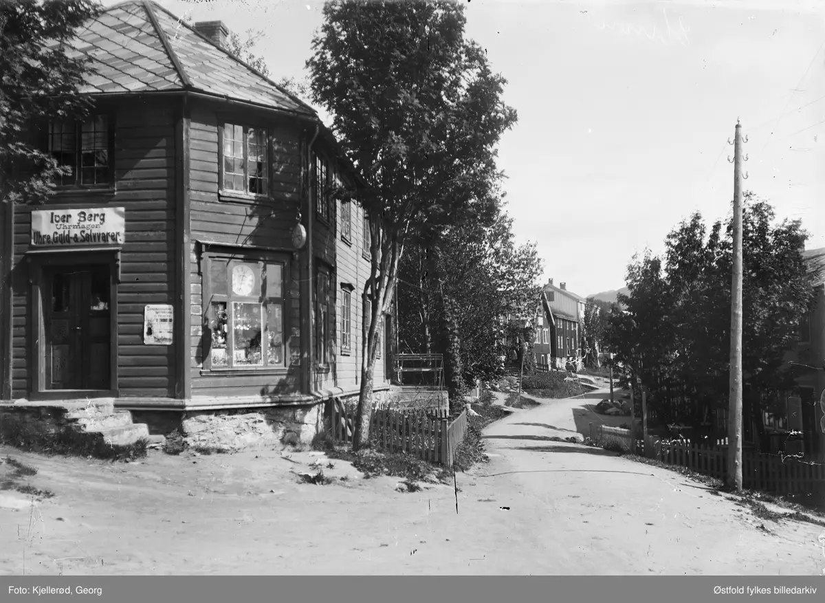 Gateparti fra Hemnesberget i Nordland.
Iver Berg, Uhrmager - Uhre-, Guld- og Sølvvare.
