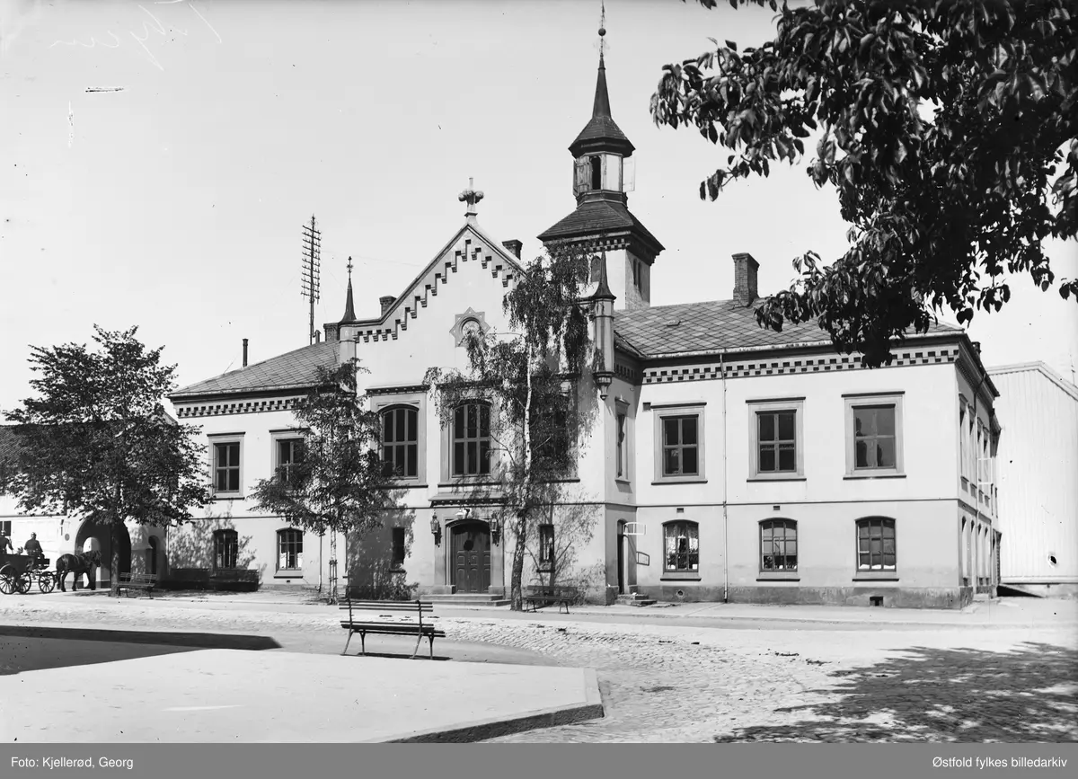 Det gamle rådhuset i Trondheim i Kongens gate , oppført 1706. Brannstasjonen helt til venstre. Vi ser en utryknings-vogn som kjører inn til stallen.