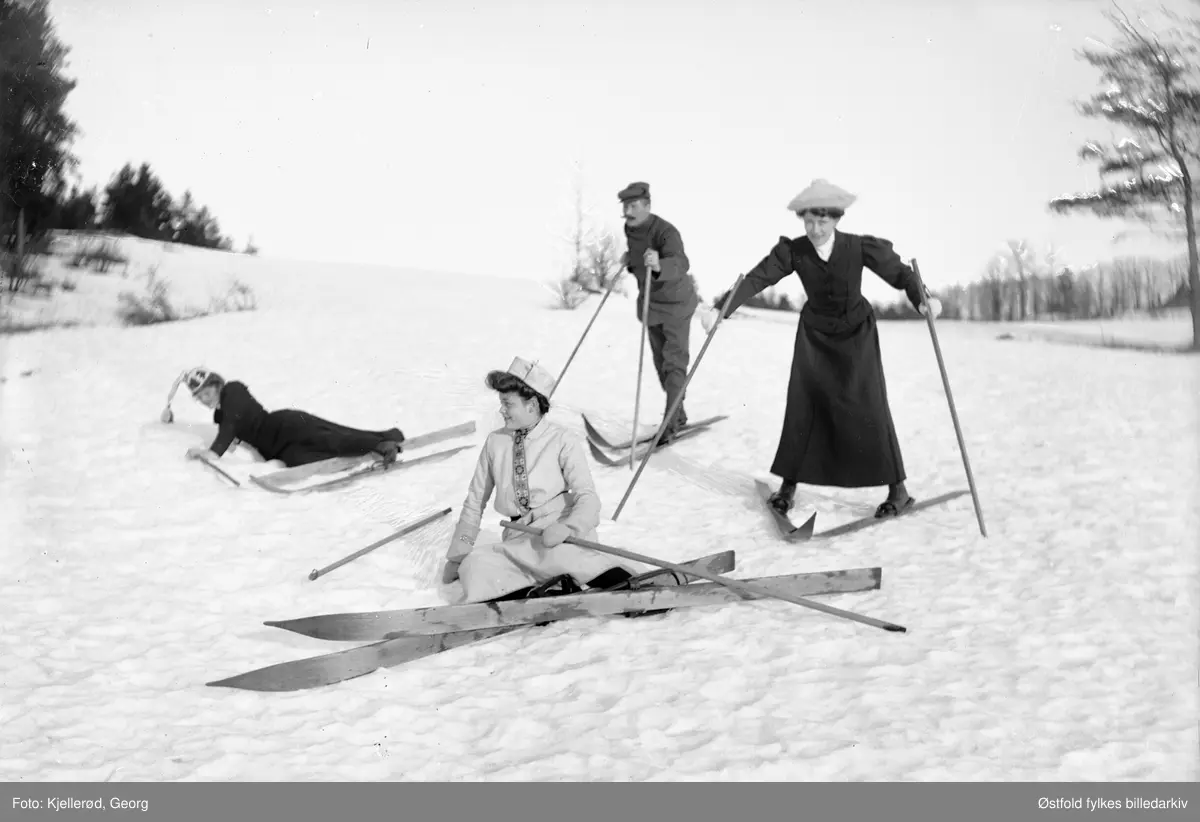 Skigåing, muligens i Nordmarka i Oslo? Ukjente personer.