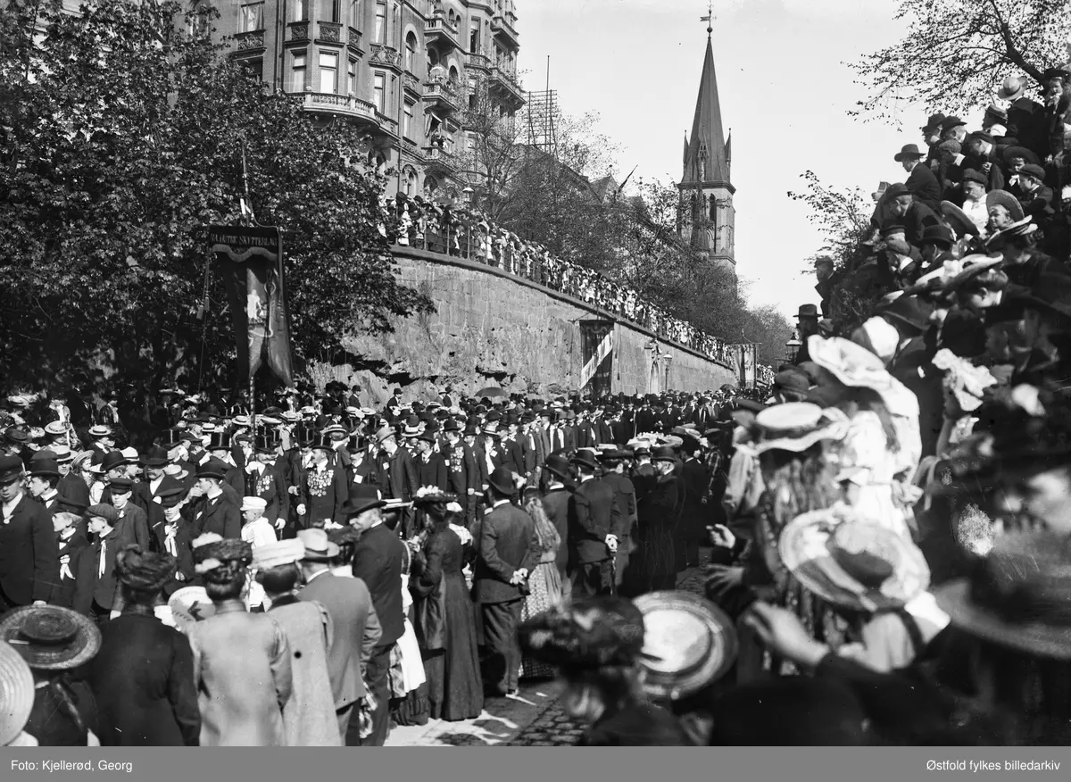 17. mai 1905. Rådhusgata i Oslo sett fra dagens rådhusplass. Johanneskirken (1878 - 1928) på Oslo gamle torg i bakgrunnen.