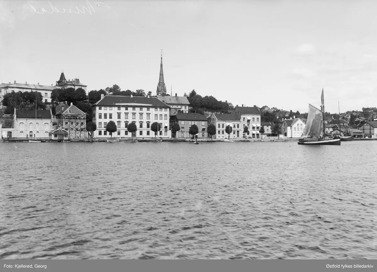 Arendal 1910, sett fra sjøsida. Antakelig Rådhusgaten.