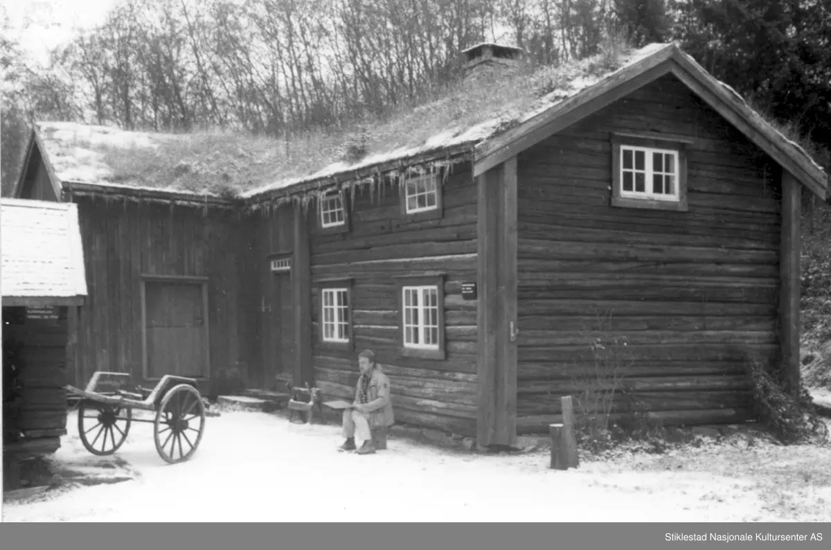 Bygningen er ca. 13 meter lang og 5 meter bred og er i to etasjer. Bredde med vinkeldel er ca. 8 meter. Bygningen består av sammenbygd stue og uthus/fjøs, vedbod i vinkel. Stue/ kjøkken og fjøs er i laftet tømmer. Låven og vedboden er i reisverk. Bygningen står på en gråsteinsmur
