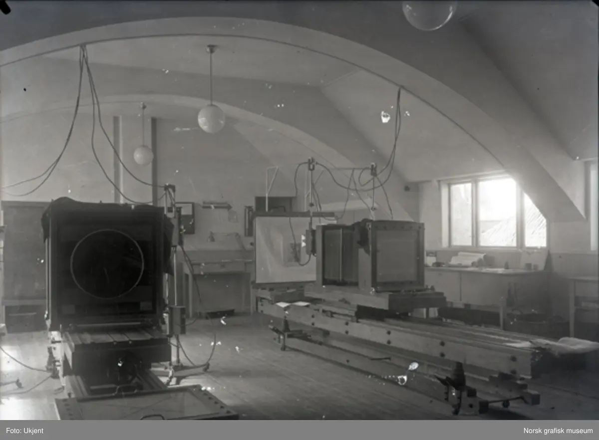 Fotoatelier på Dreyer reproduksjonsanstalt med to horisontale reproduksjonskameraer.
