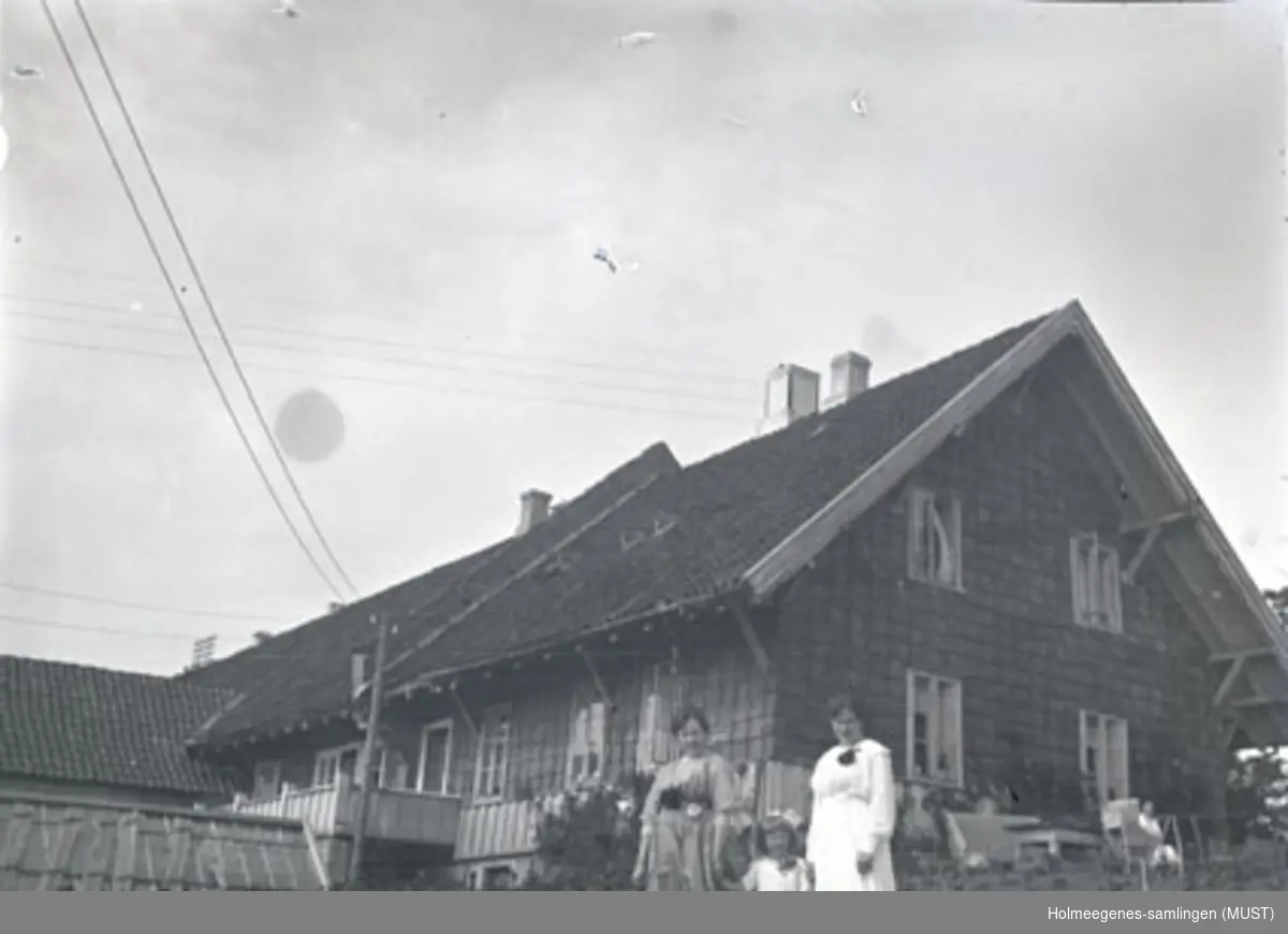 To kvinner og en jente "bak" huset på Holmeegenes i Stavanger.