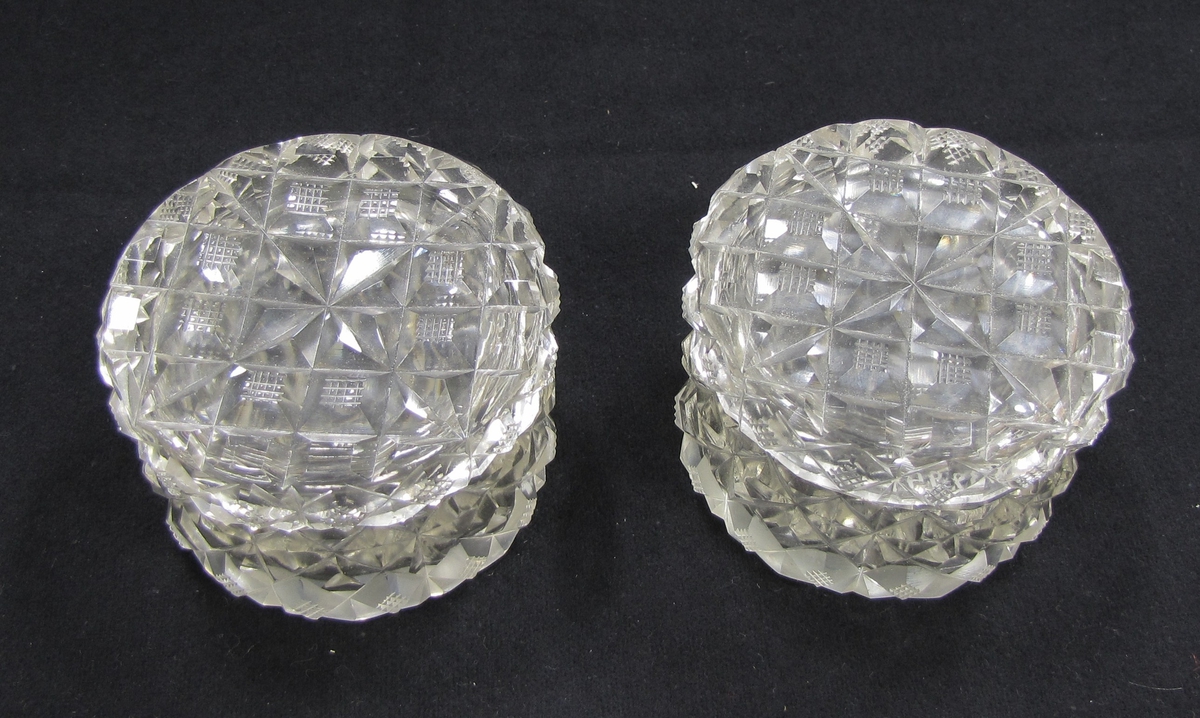 Två runda askar med lock l i glas med fasettslipning.



Ingår i en samling med 2 st. runda askar med lock diam. 6,5 cm. 1 större L. 23 cm. 1 mindre L. 10 cm. avlång skål. Fasettslipat glas. Föremålen låg i en låda i ett toilettbord till möbel VM 13 924. Förvaring för kammar, nålar, nipper m.m.