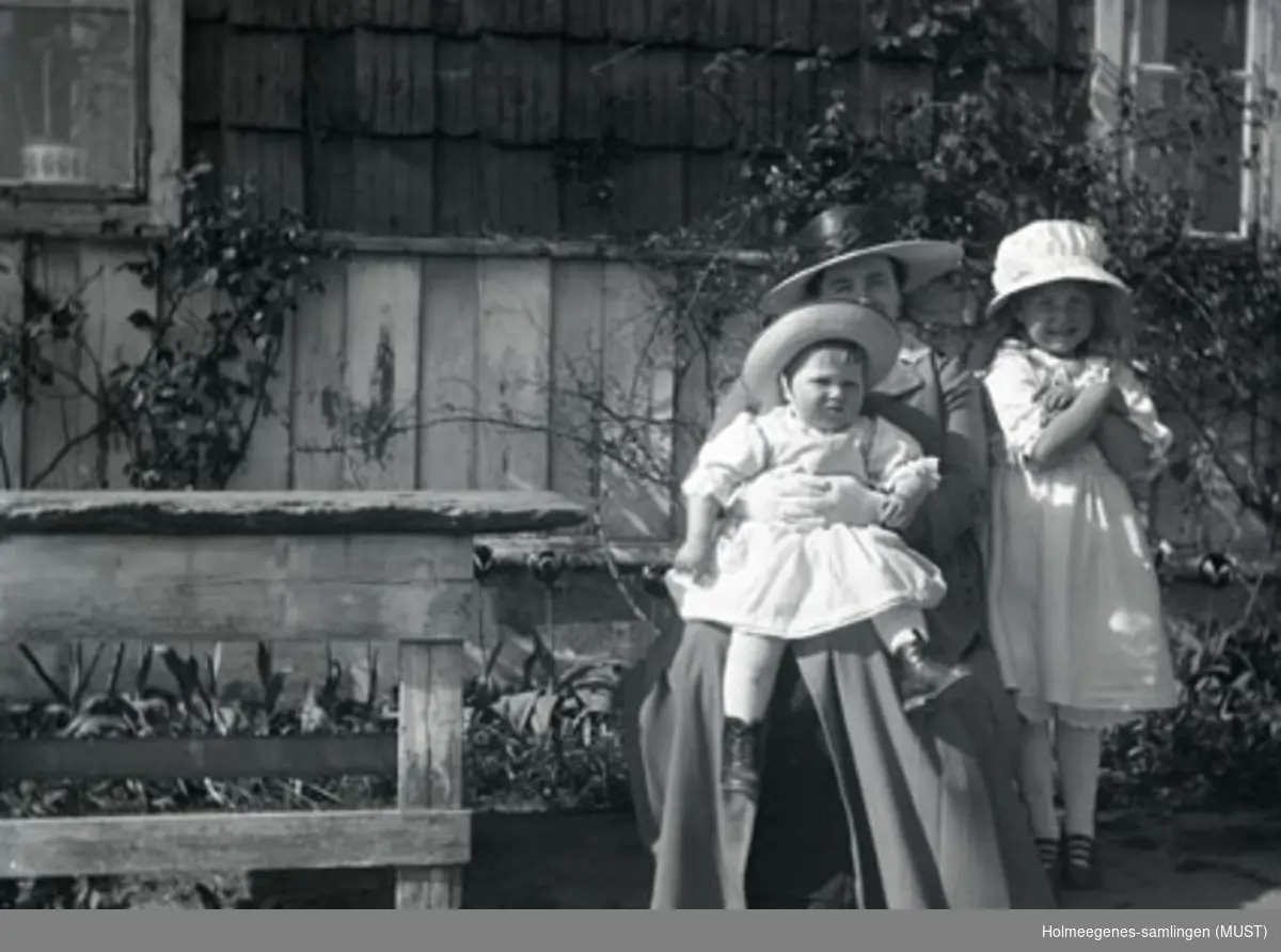 Sigrid Pedersen med døtrene Gunhild og Karen foran huset på Holmeegenes i Stavanger.