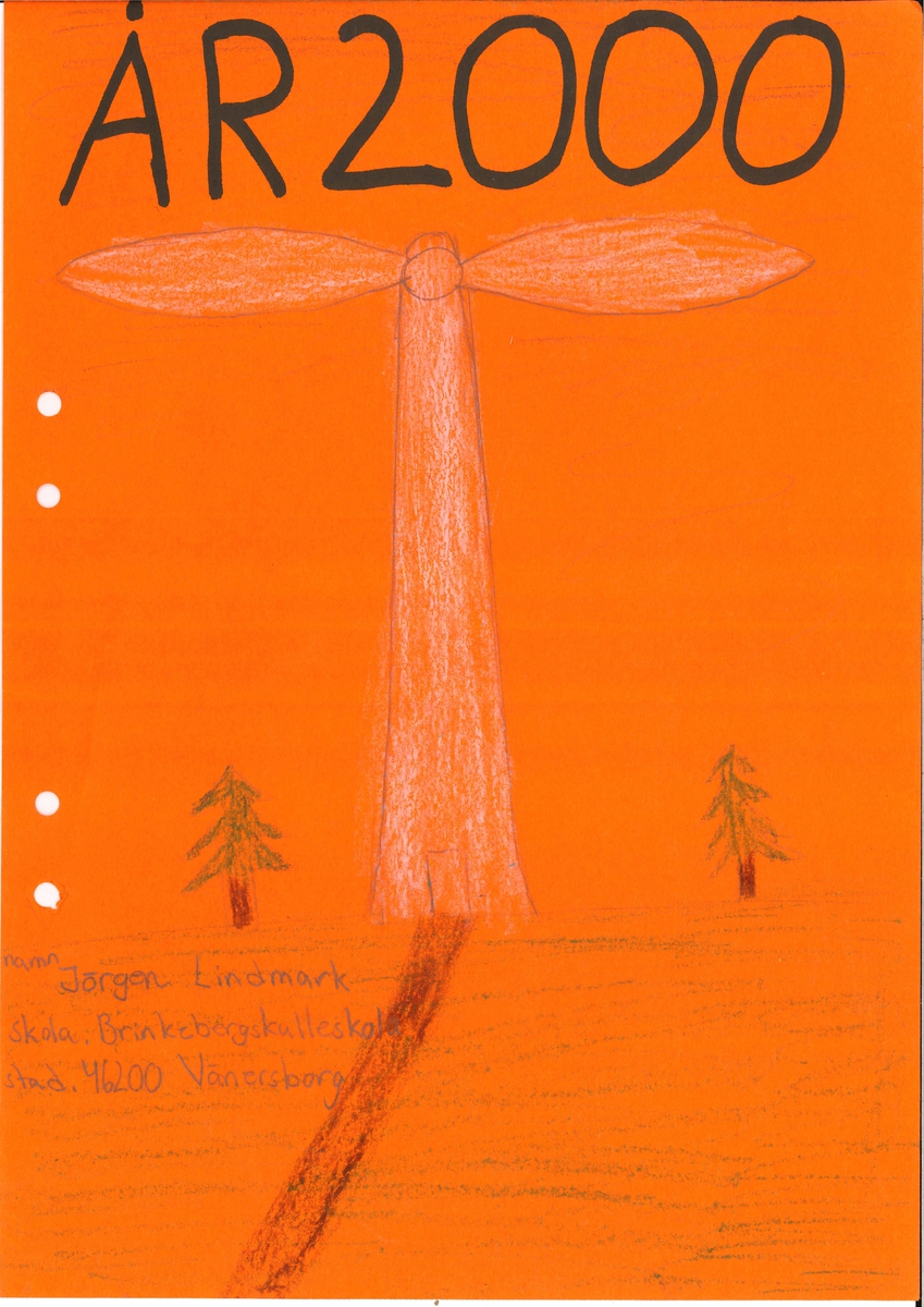 Uppsats om en framtidsversion om år 2000 skriven 1979.

framsidan är ett oranget papper med en teckning av ett vitt vindkraftverk mellan två granar. Titeln är "År 2000".

Ingår i en samling innehållande 98 st Uppsatser. 103 st Teckningar gjorda av skolbarn, från norra länsdelen.

Från en tävling. ''Framtiden och vår miljö'', annordnad av Älvsborgs-posten i samarbete med Älvsborgs Länsmuseum. Utställning. 19 Dec. 1979.