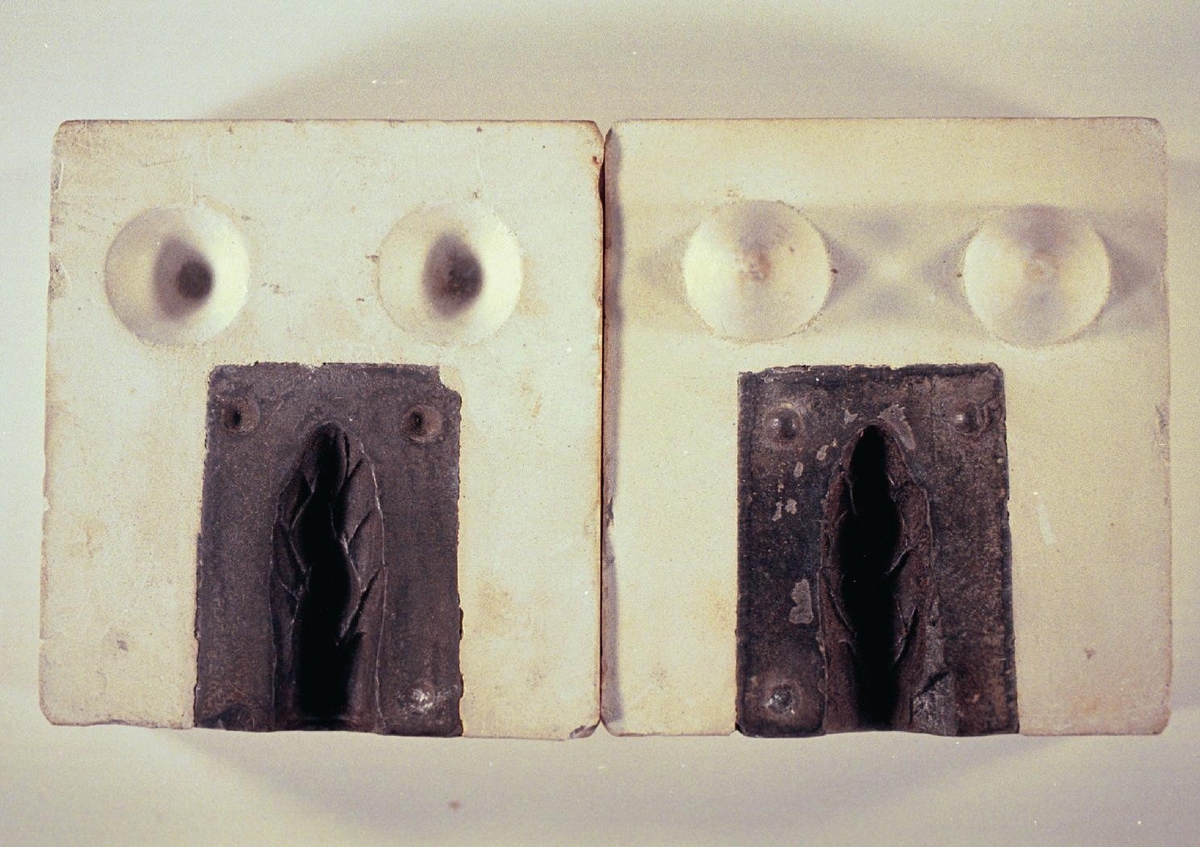 Dubbla formar för marsipanfigurer. Sparrisknopp.
Från 1920-talet. Ingår i konditoridokumentationen.