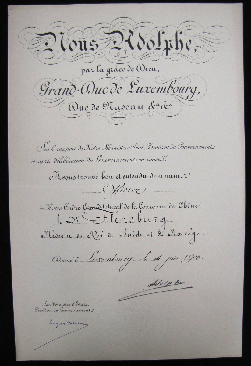 Ordensbrev för Ekkroneorden, officerare.

Ordensbrev är till Carl Flensburg från 1900.