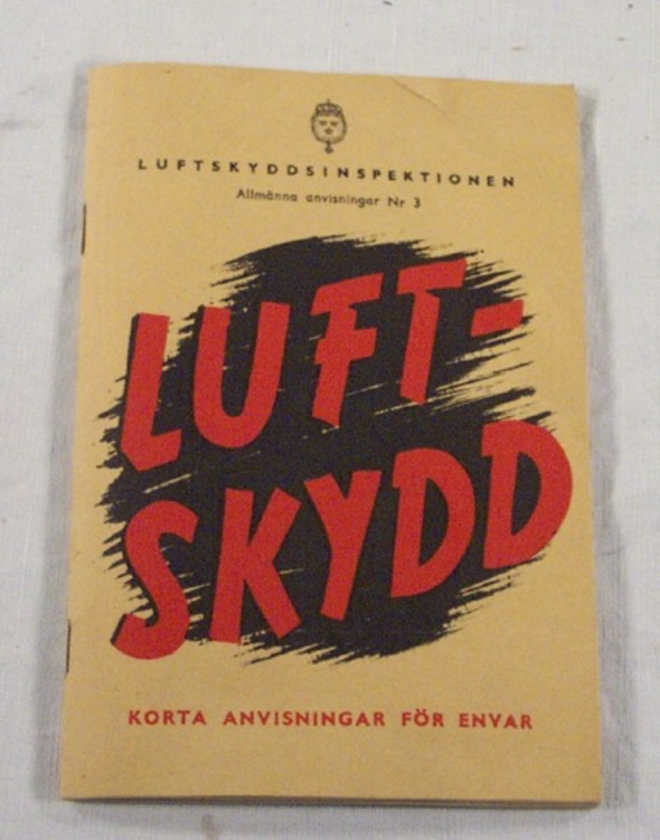 Häfte, bruksanvisning, utgiven av Luftskyddsinspektionen  med allmänna anvisningar om hur man bör agera vid ett luftangrepp.



Häftet var placerat i en sjukvårdslåda som delades ut till givarens far Fredrik Elmqvist den 26/1 1940. Troligen fick han denna då han var statligt anställd och under tiden hade beredskap i krigstjänsten som telegrafist.