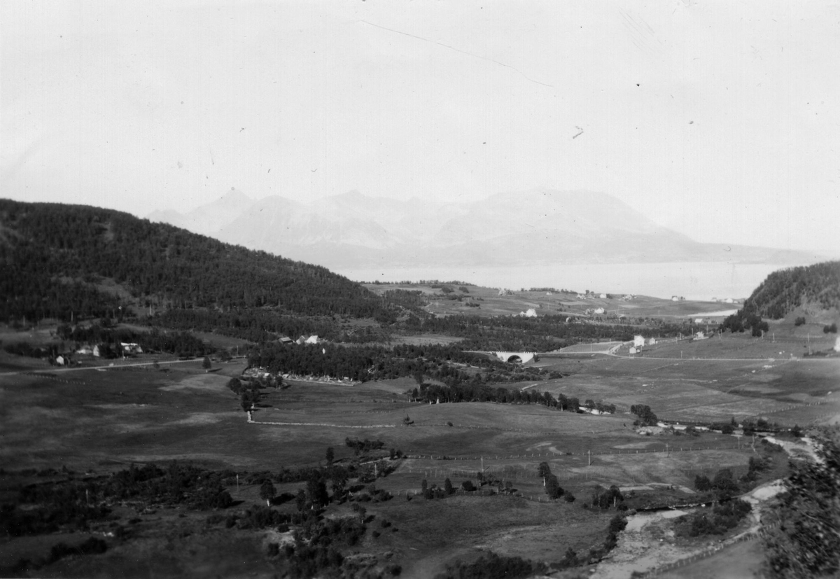 Landskapsbilde tatt fra Skogveien, over "nermarkene" på Tofta mot Tofta kirkegård og Bergsbrua, med Berg og Grytøya i bakgrunnen.