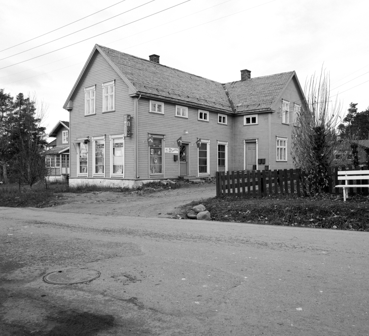 Løten, Klevbakken, Ådalsbruk. Elvartun, Klevbakken 78. Kjøpmann Lauritz Larsen holdt til her fra 1907-39. Knashaug og Johansen hadde bakeri og utsalg fra november 1945 fram til Knut og Edith Andreassen overtok (K. Andreassen Bakeri og Kafé), hadde bakeri og kafé med jukeboks, stengt juni 1966 (solgte stedet i 1969).