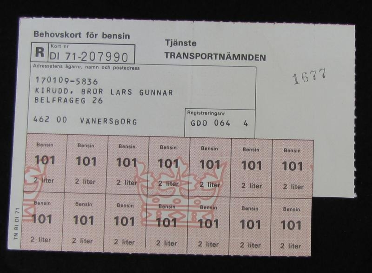 Ransoneringskort, kupong, från 1974. Gäller bensin. Ransoneringen på bensin varade endast mellan 8/1 1974 till 31/1 1974. Krisen berodde på att de oljeproducerande länderna i arabvärlden bildade en kartell för att höja priset på bensin.


Släkten Kirudd har sina rötter i Skåne. Bror Kirudd, f. Andersson (f. 1882-08-26) kom från fattiga förhållanden och stöttade familjens ekonomi med att sälja vispar och slevar av trä. Han flyttade, tillsammans med sin fru, som arbetat på mejeri, till en konfektionsfirma i Kiruna. Det gick bra för honom, så småningom tog han över firman. Men det var lite för norr ut för en Skåning så de tog över Öman & Mattssons konfektionsfabrik Gunnar Viborg i Uddevalla. Då tog han och hans familj efternamnet Kirudd, efter Kiruna och Uddevalla. Bror Kirudd sas vara ganska hetlevrad, och då han inte kunde förmå Uddevalla att subventionera elpriset till hans fabrik flyttade han till Vänersborg. Till en början gjorde man arbetskläder och overaller, men övergick så småningom till damkonfektion. En av sönerna till Bror, Sven Kirudd, bröt sig ur familjeföretaget och startade en byxfabrik på Gasverksgatan 9 i Vänersborg, kallad Sven Konfektion. Byxorna från fabriken kallades ''Svenbyxan''.