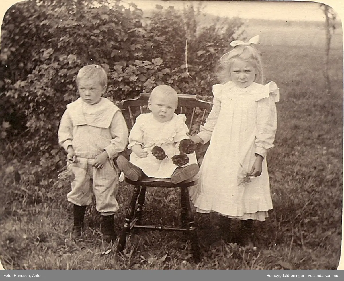 Fotografi med tre barn
. 
Fröderyds Hembygdsförening