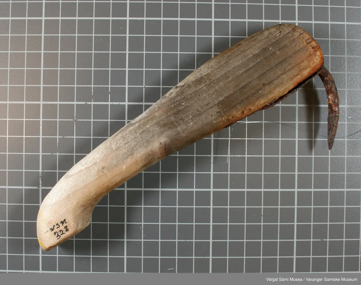 Fire. klepper funnet på Angsnes/Kvalnes:

Klepp nr. 1) Skaftet av tre og kroken av jern. Lengde: 21 cm, lengde på kroken: 7 cm
Klepp nr. 2) Skaftet er av lyst tre og kroken av aluminium. En stor X på sakftet.
                                                                 Lengde: 22 cm, lengde på kroken: 3,5 cm
Klepp nr. 3) Skaftet er av tre og kroken av jern. På skaftet er det brent inn følgende: Et 
                  anker Joh Løsdal a/s                 Lengde på skaftet: 19 cm, kroken: 4,5 cm
                                 BODØ

Klepp nr. 4) Skaftet av tre og kroken av jern. Kroken er festet til skaftet med en kopper-
                  plate som er stiftet med kopperspiker. Lengde på skaftet: 38 cm, kroken: 6,5