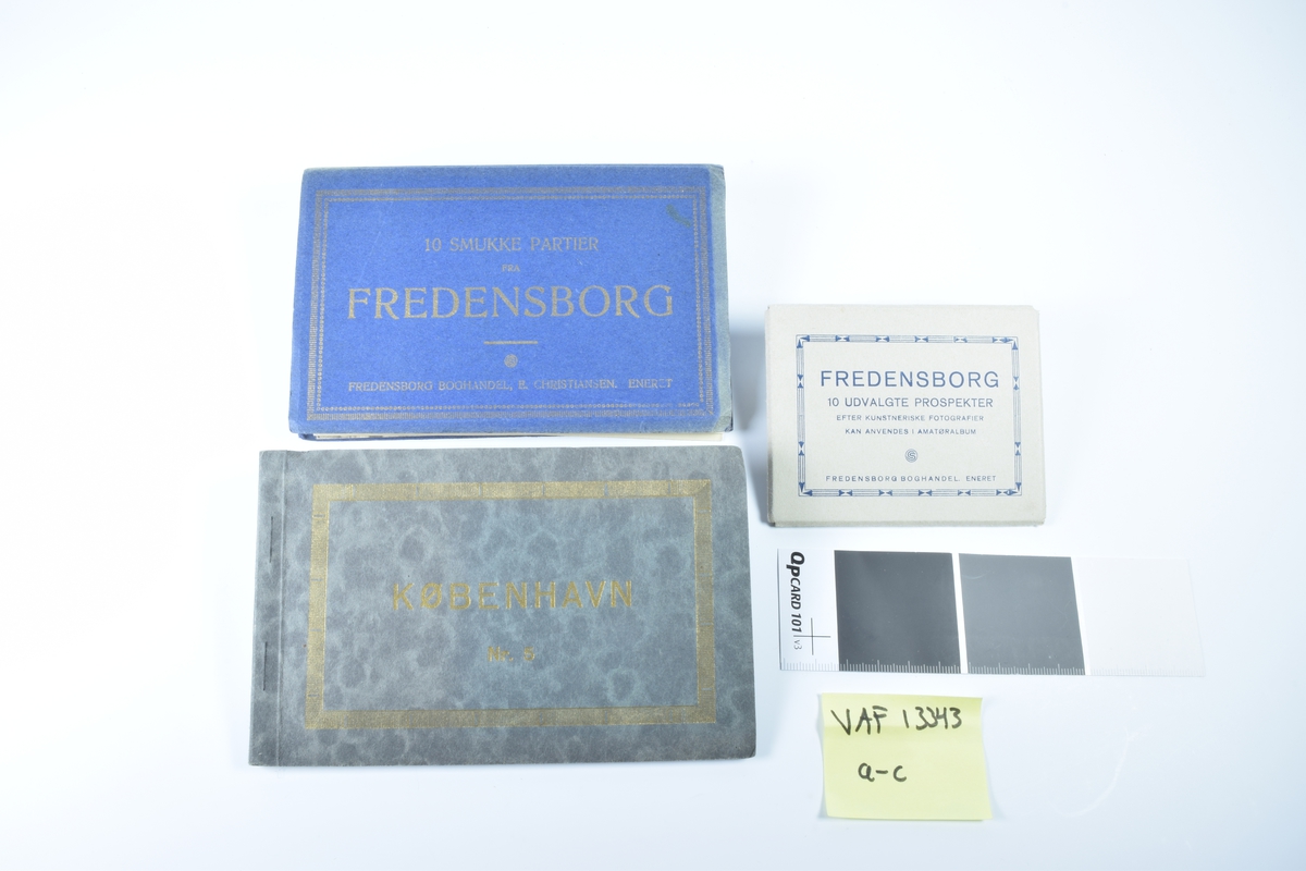 Hefte a inneholder diverse postkort med motiv fra Fredensborg, Roskilde domkirke og Frederiksborg slott. Hefte b inneholder diverse postkort med motiver fra København. Hefte c inneholder 10 små prospekter fra rom og interiør på Fredensborg slott.