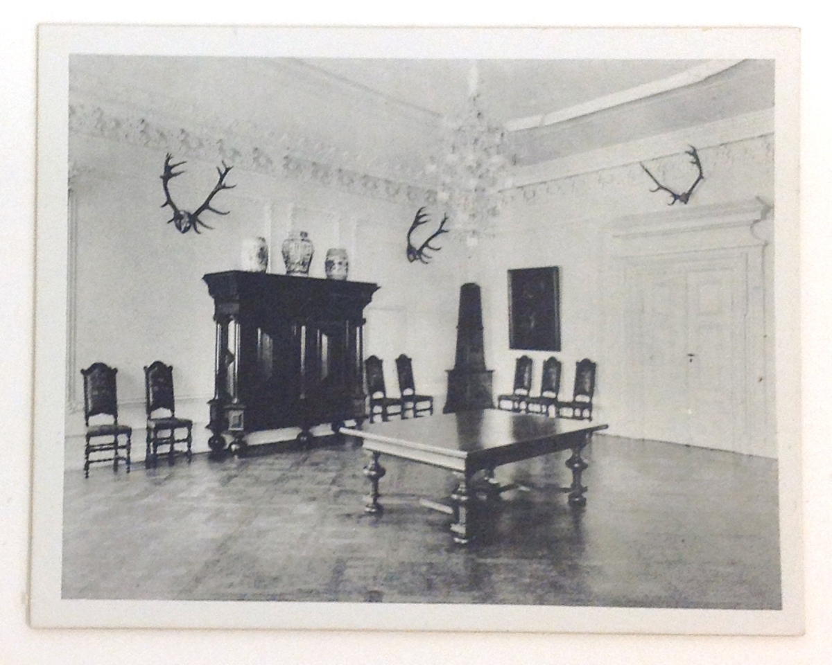 Hefte a inneholder diverse postkort med motiv fra Fredensborg, Roskilde domkirke og Frederiksborg slott. Hefte b inneholder diverse postkort med motiver fra København. Hefte c inneholder 10 små prospekter fra rom og interiør på Fredensborg slott.