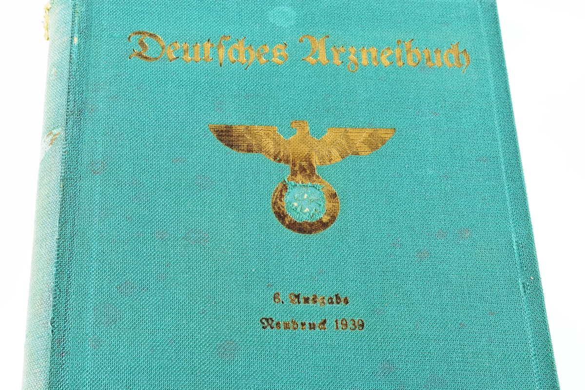 Syv farmakopeer. Farmokopeer er offesielle oversiktsverk over vanlige legemidler.

a: Kommentar til den norske Farmakopø. Kemisk del. Frithjof De Lemos og Dr. E. Sissener, Forlagt av H. Aschehoug & Co. (W. Nygaard), Kristiania, 1921.

b: Svenska Farmakopén 1946, Sveriges Läkarförbunds Förlagsaktiebolag, Stockholm, 1946. 

c: Lehrbuch der Pharmakologie, E. Poulsson, Kristiania, Verlag von H. Aschehough & Co., 1920.

d: Pharmacopoea Danica, engelsen & Schrøder, København,  1933.

e: Pharmacopoea Danica 1948 bind I, Nytt Nordisk Forlag Arnold Busck, København, 1948. 

f: Pharmacopoea Danica 1948 bind II, Nytt Nordisk Forlag Arnold Busck, København, 1948.

g: Pharmacopoea Danica 1948 bind III, Nytt Nordisk Forlag Arnold Busck, København, 1948. 

h: Deutsches Urzneibuch 6. Ausgabe 1926, unveränderter neudruck 1939. Den tyske ørnen med hakekors er trykt på forsiden og på tittelbladet. Begge steder er hakekorset skrapt vekk.